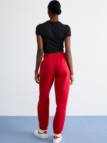 Nike Sportswear Tapered Hose 'Phoenix' in Rot