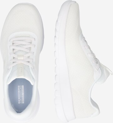 Chaussure de course SKECHERS en blanc