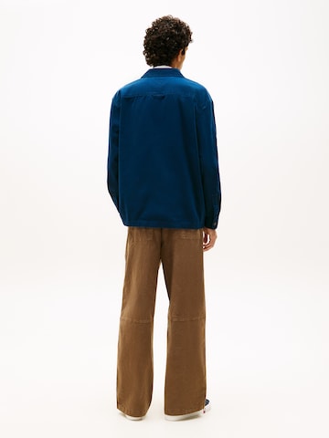 Tommy Jeans Prehodna jakna 'ESSENTIAL' | modra barva