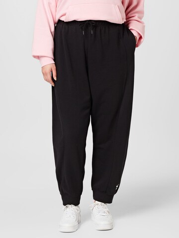 Effilé Pantalon de sport Nike Sportswear en noir : devant