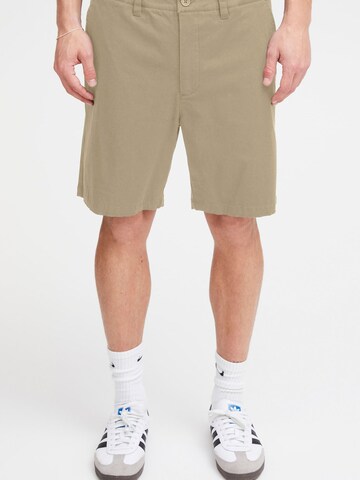 !Solid Regular Chinohose  ' JOE ' in Beige: Vorderseite