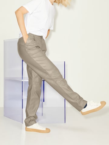 JJXX Tapered Pleat-Front Pants 'ADDIE' in Brown