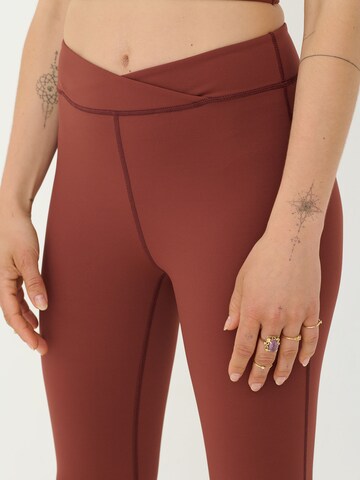 Skinny Leggings 'Carolin' ABOUT YOU x Sofia Tsakiridou en marron