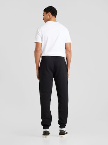 Effilé Pantalon 'ESSENTLS' NEW ERA en noir