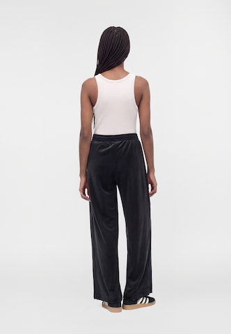 ADIDAS ORIGINALS Loosefit Παντελόνι 'ESS' σε μαύρο