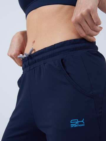 SPORTKIND Loosefit Sportbroek 'Caprihose mit Taschen' in Blauw