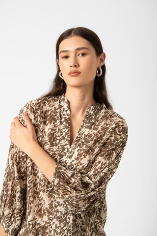 SOAKED IN LUXURY Bluse in Beige