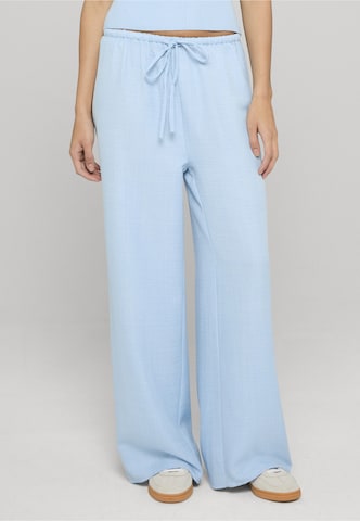 Estelou - Perna larga Calças em azul: frente