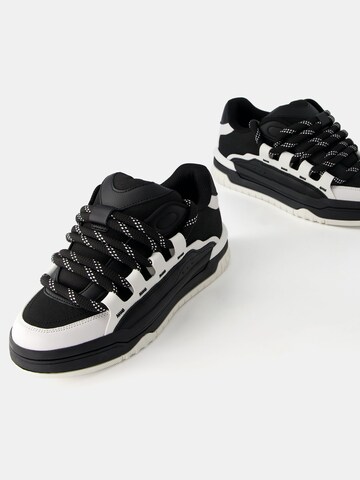 Sneaker low de la Bershka pe negru