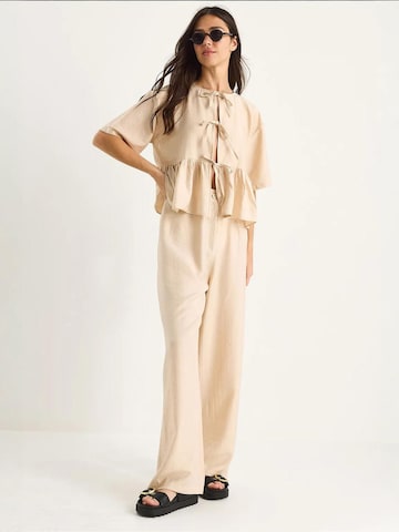 Bianco Lucci - Roupa de casa em bege: frente
