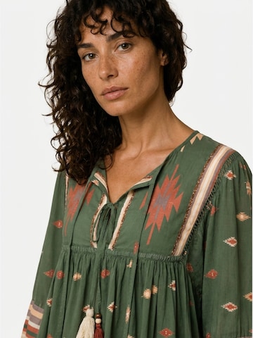 Miss June Blouse 'Aryz' in Green: front
