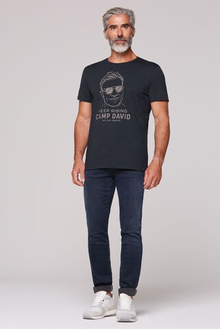 CAMP DAVID T-Shirt mit Mega Print in Blau