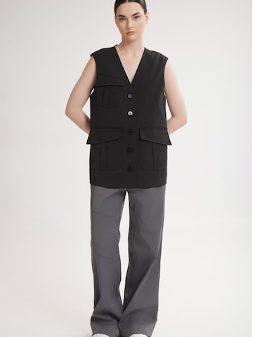 4TAILORS Liivi 'Carlo' värissä musta