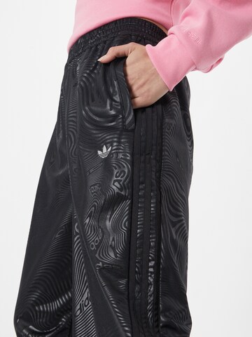 ADIDAS ORIGINALS Loosefit Broek 'Marble Print Firebird' in Zwart