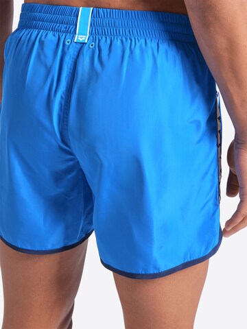 Shorts de bain 'TEAM STRIPE' ARENA en bleu