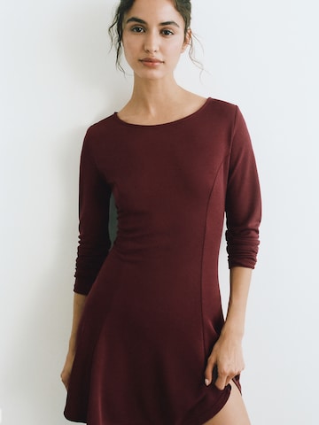 Pull&Bear Рокля в червено: отпред