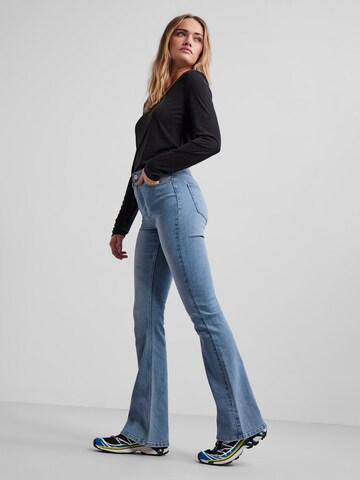 PIECES Flared Jeans 'Peggy' in Blauw