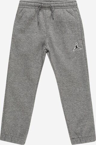 Pantaloni de la Jordan pe gri: față