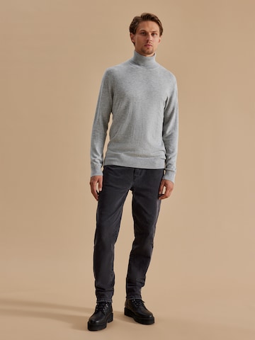 DAN FOX APPAREL Sweater 'Jasper' in Grey