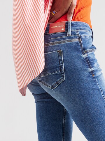 Regular Jean 'Betsy' FREEMAN T. PORTER en bleu