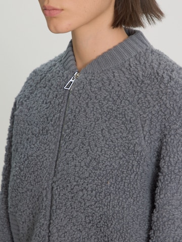 EDITED Strickjacke 'Sindy' in Grau