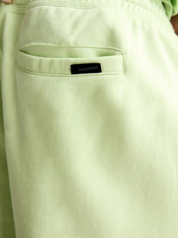 Pull&Bear Loosefit Shorts in Grün