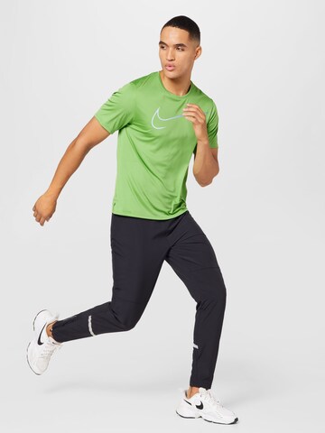 T-Shirt fonctionnel 'Miler' NIKE en vert