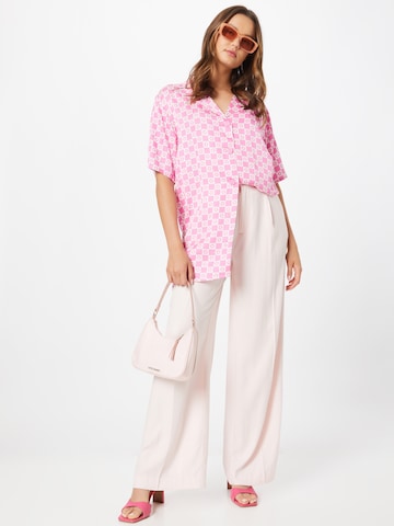 Gina Tricot Bő szár Élére vasalt nadrágok 'Leo' - rózsaszín
