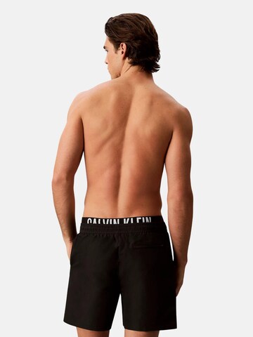 Shorts de bain 'CALVIN KLEIN MEDIUM DRAWSTRING BOXER Costumi da bagno' Calvin Klein en noir