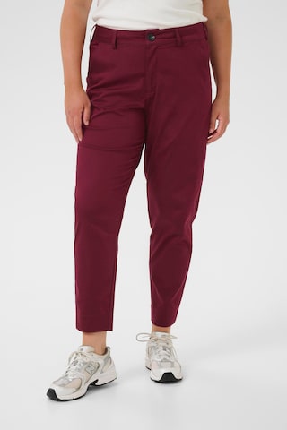 Coupe slim Pantalon chino 'Leana' KAFFE CURVE en rouge : devant