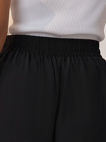 Wide leg Pantaloni cutați de la Next pe negru