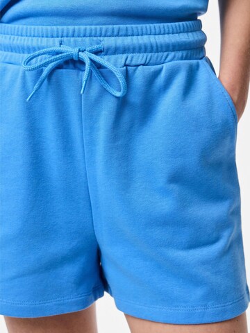 PIECES Regular Shorts 'PCChilli' in Blau