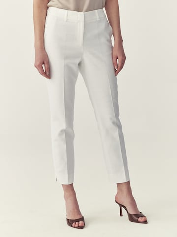 TATUUM Regular Trousers in White: front