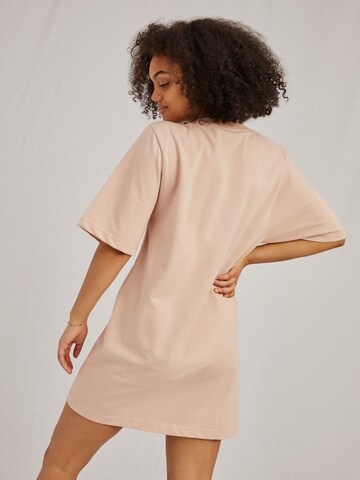 Robe 'Izzie' A LOT LESS en rose