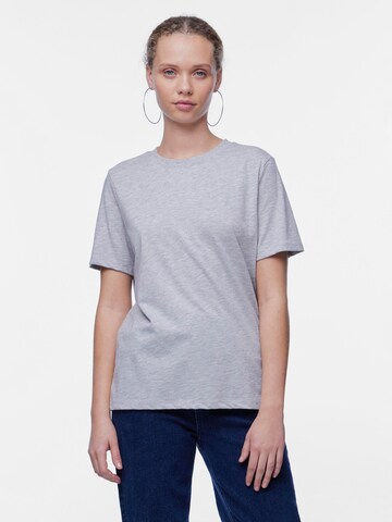 PIECES T-shirt 'RIA' i grå: framsida