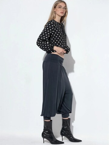 Loosefit Pantaloni modello harem di Busem in grigio