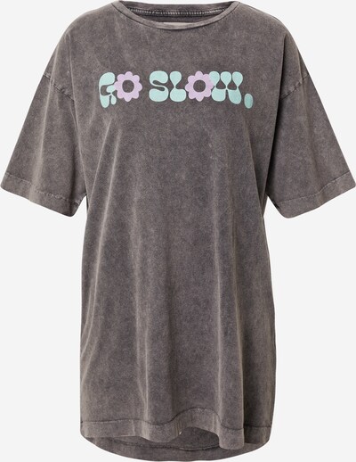 Damson Madder T-shirt en jade / violet / noir, Vue avec produit