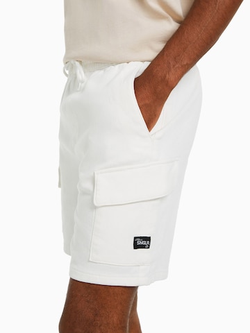 Bershkaregular Cargo hlače - bijela boja