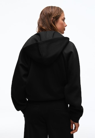 Bershka Collegetakki värissä musta
