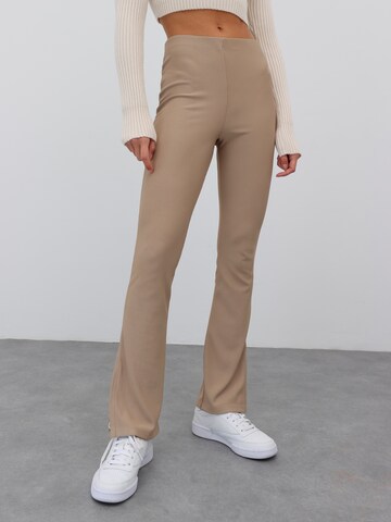 EDITED Flared Broek 'Zihna' in Beige: voorkant