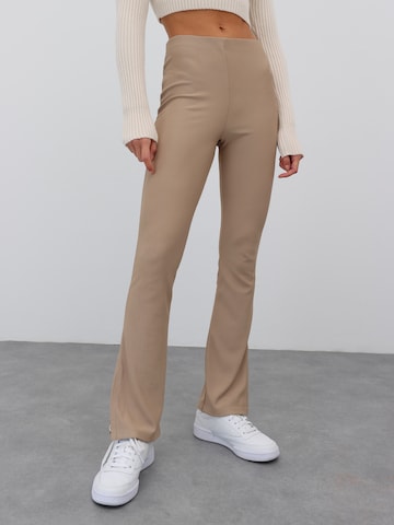 évasé Pantalon 'Zihna' EDITED en beige : devant