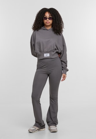 DEF Sweatshirt 'Nice' in Grau