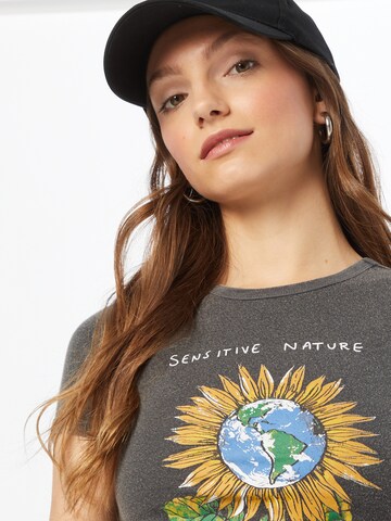 T-shirt 'SENSITIVE NATURE BABY' BDG Urban Outfitters en gris