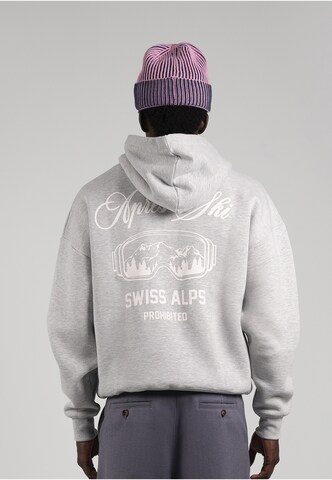 Sweat-shirt 'Après Ski' Prohibited en gris : devant