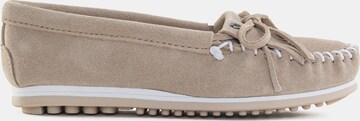 Minnetonka Mokkasiina 'Kilty plus' värissä beige