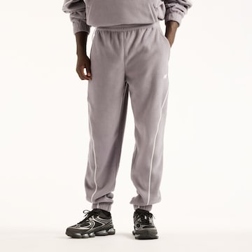 new balance - Perna larga Calças 'Trackside Polar Fleece Jogger' em cinzento: frente