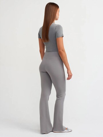 évasé Pantalon Dilvin en gris
