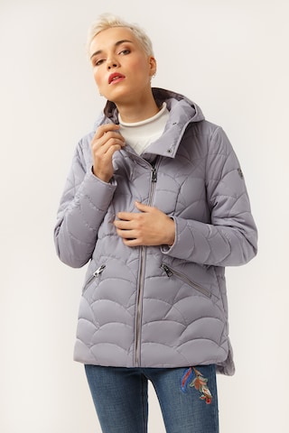 Finn Flare Steppjacke in Grau: Vorderseite