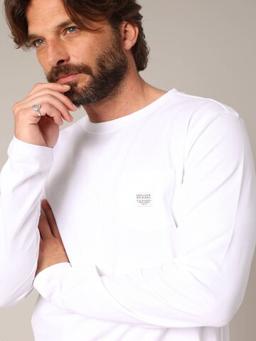 T-Shirt 'Bump' Deeluxe en blanc