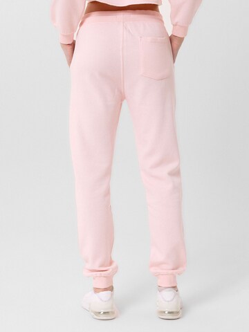 Jacey Quinn - Tapered Pantalón 'CHARLOTTE' en rosa